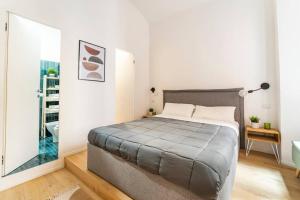 a bedroom with a large bed and a bathroom at Modern Loft Trastevere in Rome