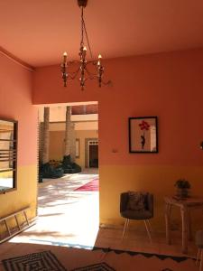 托澤爾的住宿－Dar Medina Tozeur，客厅配有吊灯和椅子