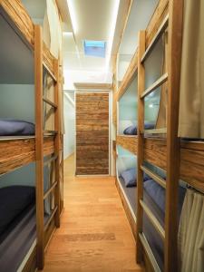 Pokój z łóżkami piętrowymi w hostelu w obiekcie Sleeptrailer w Zurychu