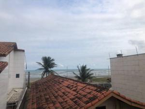 Pertinho da Praia Ar condicionado na Sala e em todos os Quartos - Venha curtir os Shows no Viva Verão Peruíbe في بيرويبي: اطلالة على الشاطئ من سطح مبنى