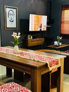 uma mesa com uma toalha de mesa numa sala em Etosha/Omuthiya 2 Bedroom em Omuthiya