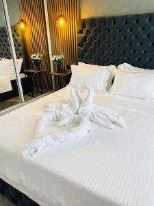 a bed with white towels on top of it at Aici te simți ca acasa in Iaşi