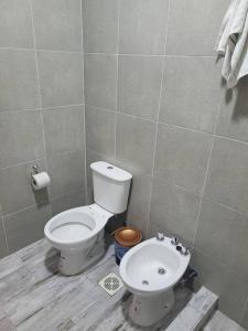 La salle de bains est pourvue de toilettes et d'un lavabo. dans l'établissement Casa quinta , ideal descanso, 