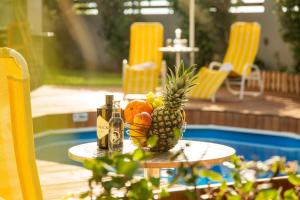 una piña sentada en una mesa junto a una piscina en A Cozy Eco Villa by the Sea, en Gouves