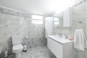 Un baño de Mnḗmē 38 fotos más