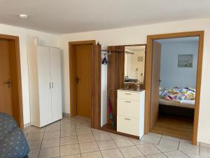 Zimmer mit einem Schlafzimmer mit einem Bett und einem Spiegel in der Unterkunft Ferienwohnung Tina in Nettersheim
