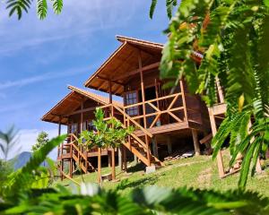 波梅罗迪Pousada Hoff Haus的山顶上有树的房子