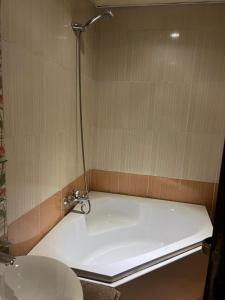 a bath tub in a room with a shower at Heliopolis Rock Residence in Cairo