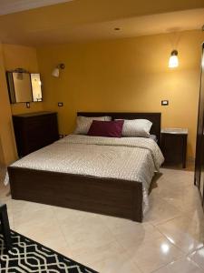 ein Schlafzimmer mit einem großen Bett in einem Zimmer in der Unterkunft Heliopolis Rock Residence in Kairo