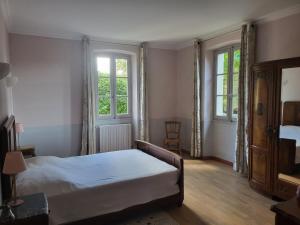 Katil atau katil-katil dalam bilik di Les Saffres - gîte de charme pour 8 personnes