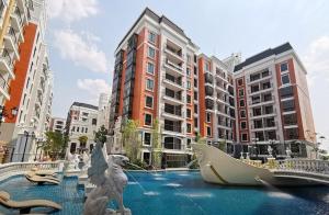 Bazén v ubytování España Condo Resort Pattaya nebo v jeho okolí