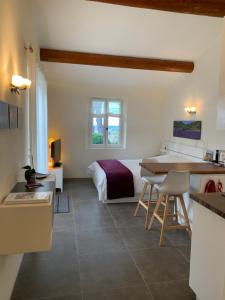 1 dormitorio con 1 cama y 1 mesa en una habitación en Au Coeur de la Provence, en Éguilles