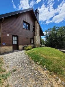 una casa en una colina con una entrada de grava en morenaaparts, en San Carlos de Bariloche