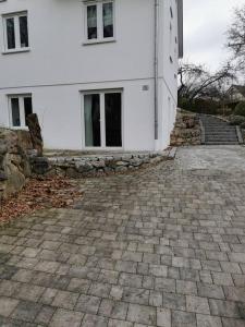 a white house with a stone driveway in front of it at [R]Auszeit in Nittendorf
