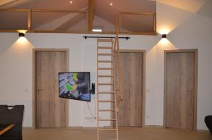 TV a/nebo společenská místnost v ubytování Ferienwohnung, 2 Zimmer, 4 bis 6 Personen, 67 qm, mit großem Balkon, entlang am Fluss, an der Aach, am Bodensee, nah am Naturschutzgebiet