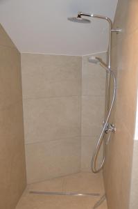 Koupelna v ubytování Ferienwohnung, 2 Zimmer, 4 bis 6 Personen, 67 qm, mit großem Balkon, entlang am Fluss, an der Aach, am Bodensee, nah am Naturschutzgebiet