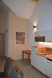 Kuchyň nebo kuchyňský kout v ubytování Ferienwohnung, 2 Zimmer, 4 bis 6 Personen, 67 qm, mit großem Balkon, entlang am Fluss, an der Aach, am Bodensee, nah am Naturschutzgebiet