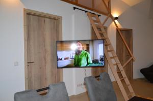 TV a/nebo společenská místnost v ubytování Ferienwohnung, 2 Zimmer, 4 bis 6 Personen, 67 qm, mit großem Balkon, entlang am Fluss, an der Aach, am Bodensee, nah am Naturschutzgebiet