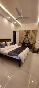 een slaapkamer met 2 bedden en een plafondventilator bij RADIANT GUEST HOuSE 2 in Islamabad