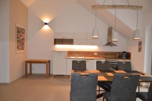 Kuchyň nebo kuchyňský kout v ubytování Ferienwohnung, 2 Zimmer, 4 bis 6 Personen, 67 qm, mit großem Balkon, entlang am Fluss, an der Aach, am Bodensee, nah am Naturschutzgebiet