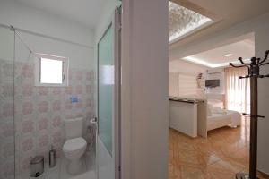 Vannituba majutusasutuses Hotel Angjelo +37 fotot
