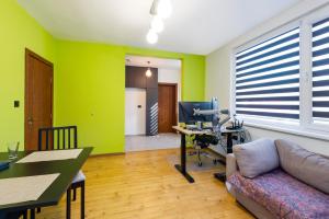 A television and/or entertainment centre at DevIn Coworking & Coliving