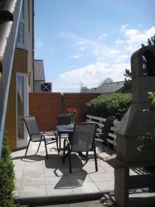 苏索Seemöwe 1的带椅子、桌子和栅栏的露台