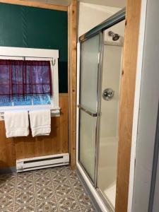 een badkamer met een douche en een glazen douche bij Family Cabin at Rainier Lodge -0.4 m from entrance in Ashford