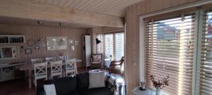 苏索Seemöwe 1的带沙发的客厅和餐厅