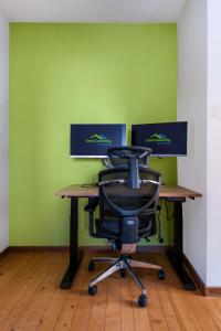 A television and/or entertainment centre at DevIn Coworking & Coliving