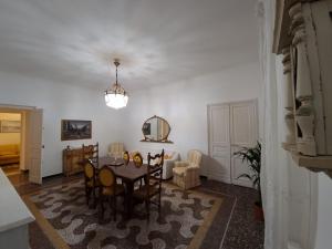 jadalnia ze stołem i krzesłami w pokoju w obiekcie Wow Home - 175 mq - posteggio privato - davanti porto traghetti - fino a 10 posti letto w Genui