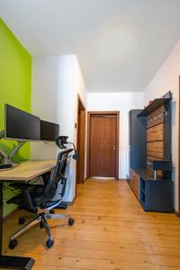 A television and/or entertainment centre at DevIn Coworking & Coliving