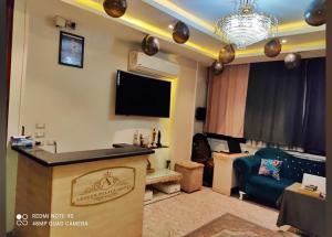 - un salon avec une télévision et un canapé dans l'établissement City inn Cairo hostel Caca, au Caire