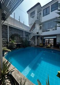 een zwembad voor een huis bij Playa Arica Backpackers in Arica