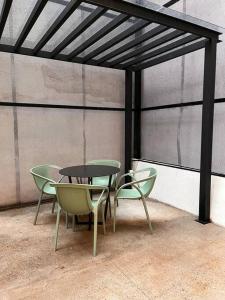 uma mesa e quatro cadeiras e uma mesa e cadeiras em Roma Apartment with Private Terrace in CDMX em Cidade do México