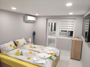 鲁塞MiniMo的一间卧室,床上放着鲜花