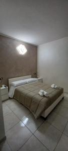 um quarto com uma cama com duas toalhas em AFFITTACAMERE Da Rocco em Lesina