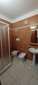 レージナにあるAFFITTACAMERE Da Roccoのバスルーム(洗面台2台、シャワー、トイレ付)