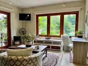 Malinga GuestHouse في Sandton: غرفة معيشة مع أريكة وطاولة