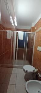 レージナにあるAFFITTACAMERE Da Roccoのバスルーム(シャワー、トイレ、洗面台付)