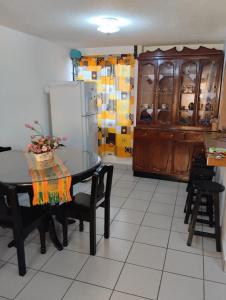 CASA HUAXYACAC في مدينة أواكساكا: مطبخ مع طاولة طعام وثلاجة