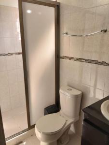 CASA HUAXYACAC في مدينة أواكساكا: حمام مع مرحاض ودش ومغسلة