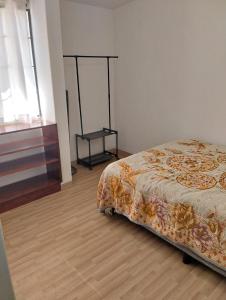 1 dormitorio con 1 cama y 1 mesa en una habitación en CASA HUAXYACAC en Oaxaca de Juárez