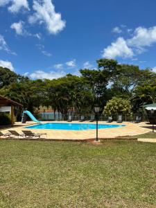 uma piscina com escorrega num parque em Pousada do Lago Dutra em Guapé