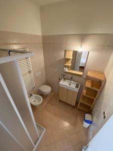 La petite salle de bains est pourvue d'un lavabo et de toilettes. dans l'établissement Sogni e Colori, à Villanova dʼAlbenga