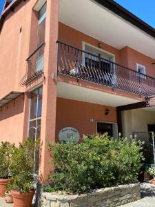 an apartment building with a balcony and a staircase at Sogni e Colori in Villanova dʼAlbenga