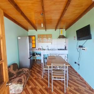 een keuken en eetkamer met een tafel en stoelen bij Hostal Casa los Duendes in San Pedro de Atacama