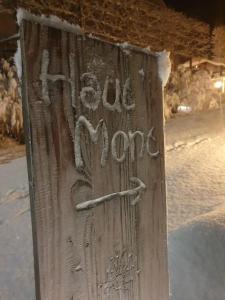 un palo di legno con le parole che uniscono mamma, scritto sopra. di Le Haut' Mont a Manhay