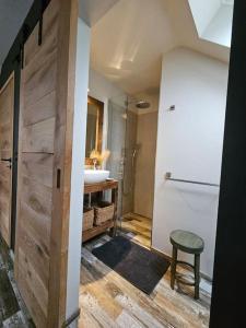 bagno con doccia, lavandino e servizi igienici di Le Haut' Mont a Manhay