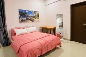 ein Schlafzimmer mit einem Bett mit einer roten Decke in der Unterkunft TropINN Villa- CornerHouse•BIGPool•BBQ•KTV•Billard in Bandar Penawar + 44 Fotos